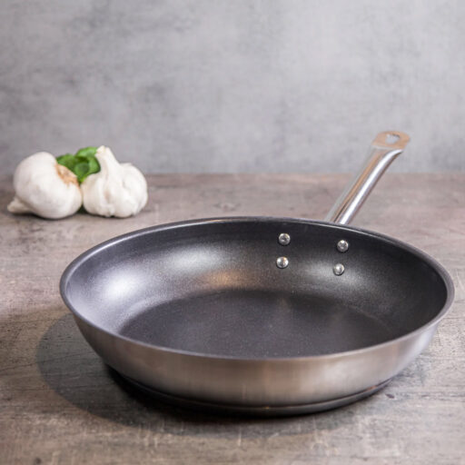 Slitesterk 24 cm stekepanne i 18/10 rustfritt stål med Whitford Excalibur nonstick-belegg. Tåler redskaper av alle materialer og ovnstemperaturer opptil 240°C.