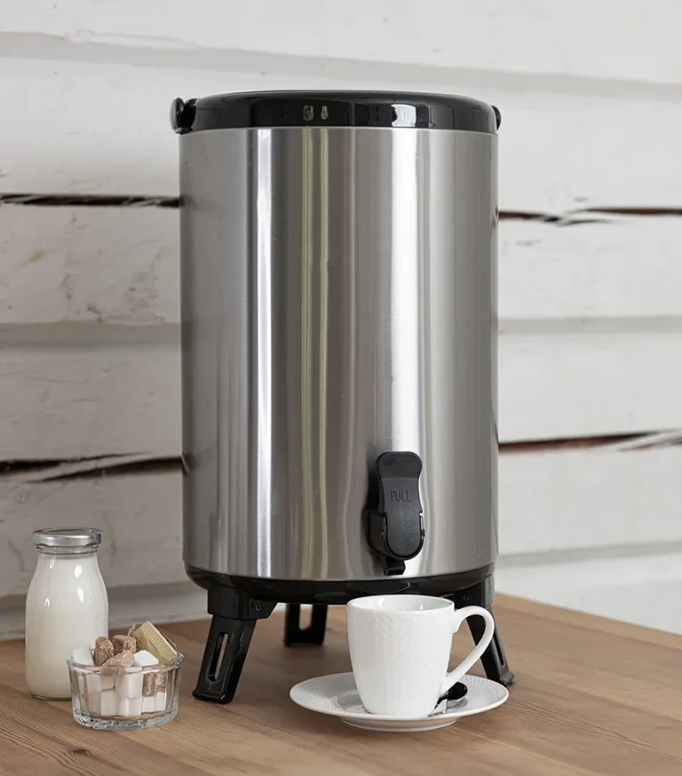 Termobeholder m/ tappekran 10L - ekstra isolering Miljøbilde med kaffekopp