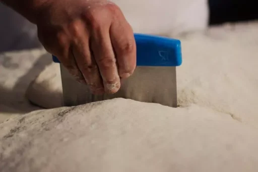 Deigskrape deler deigen