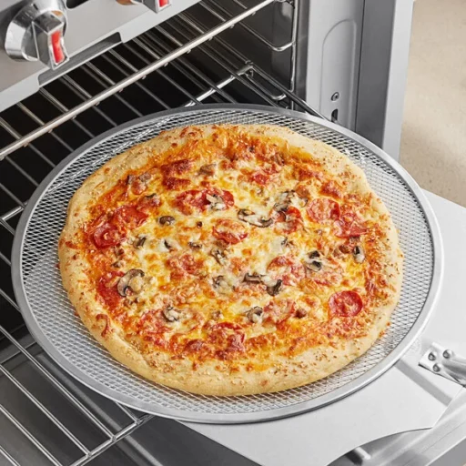 pizzascreen med pizza på vei inn i ovnen