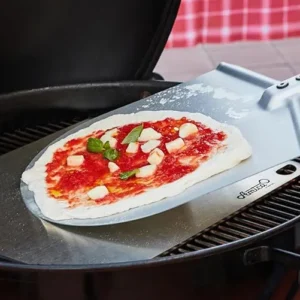 steke pizza på stekeplate på grillen