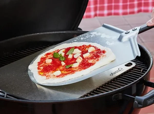 steke pizza på stekeplate på grillen