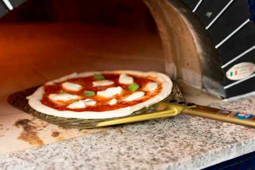 gi metal gold pizzaspade perforert inn i ovn