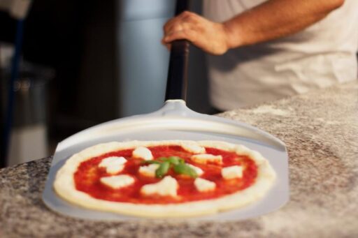 klassisk pizzaspade i aluminium i bruk