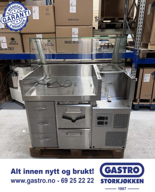 Pølsedisk med kjøleskuffer og brønn.